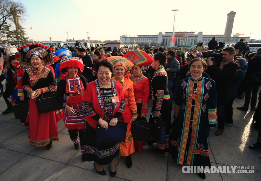 少數(shù)民族人大代表盛裝出席兩會