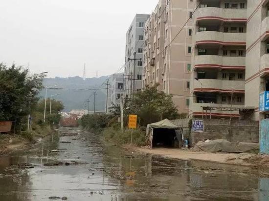 深圳一工業(yè)園遭山體滑坡掩埋