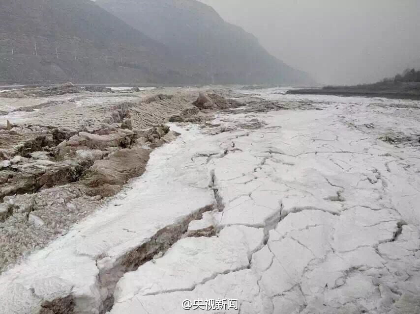 黃河壺口段迎今年最大凌汛 壺口瀑布被“凍住”