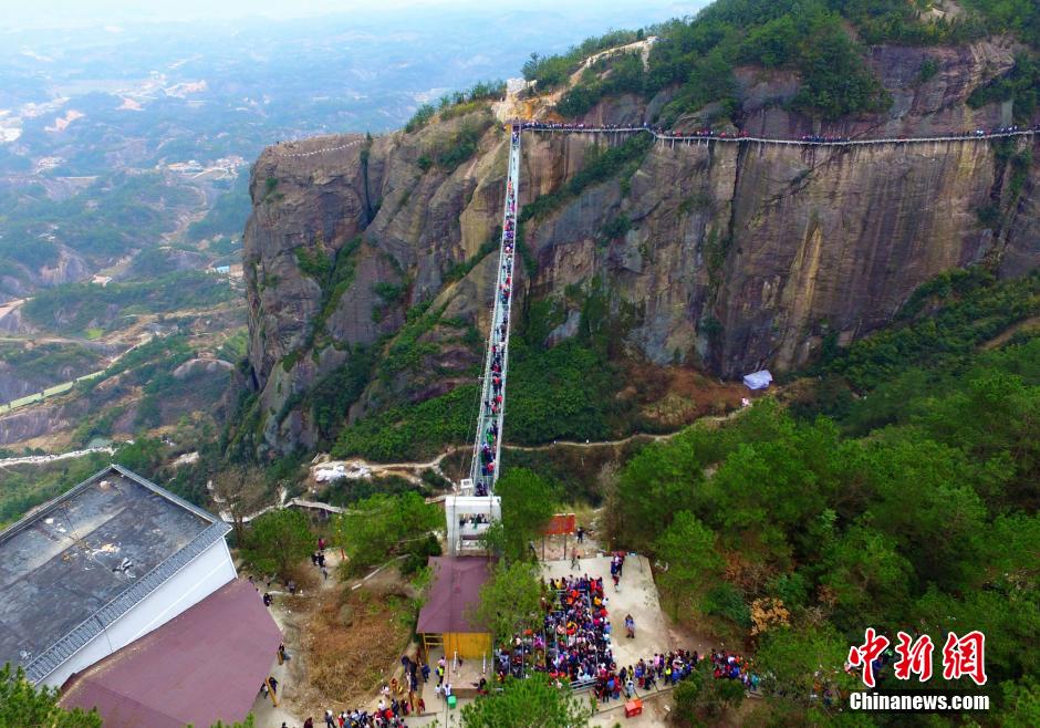 湖南石牛寨迎春節(jié)旅游高峰 百人同過玻璃橋