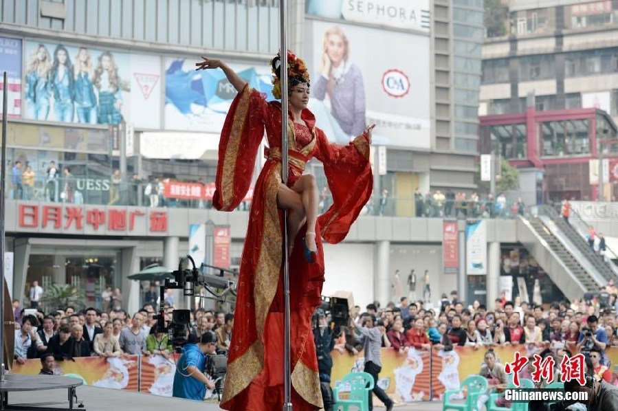 盤點鋼管舞性感著裝 比基尼鄉(xiāng)村花衣齊上陣