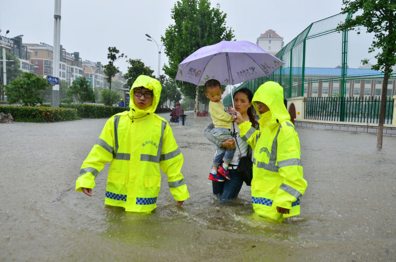 安徽多地爆發(fā)洪水 巢湖市35座水庫(kù)溢洪