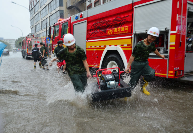 安徽多地爆發(fā)洪水 巢湖市35座水庫(kù)溢洪