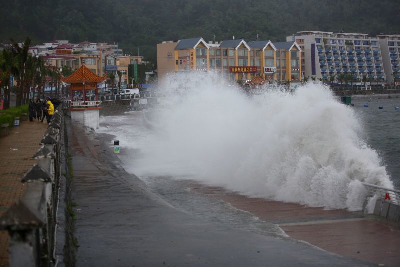 臺風(fēng)“妮妲”登陸深圳 全市進(jìn)入暴雨防御狀態(tài)