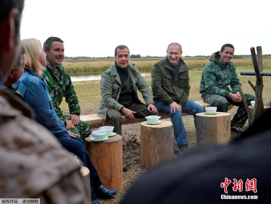 普京梅德韋杰夫野外坐板凳吃飯 為選舉拉票造勢（圖）