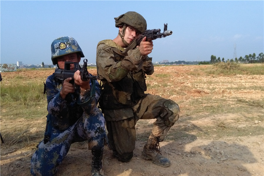 中俄海軍陸戰(zhàn)隊(duì)進(jìn)行島礁攻防演練