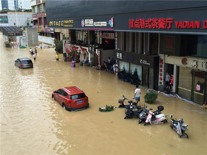 臺風(fēng)“鲇魚”肆虐福建 福州遭強(qiáng)降雨侵襲開啟“看海”模式