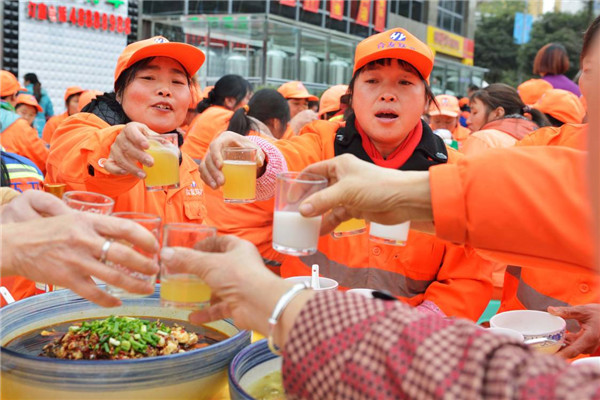 暖心！重慶一餐飲店請526名環(huán)衛(wèi)工吃團年飯