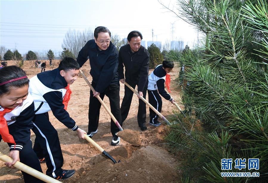 黨和國家領(lǐng)導(dǎo)人參加首都義務(wù)植樹活動