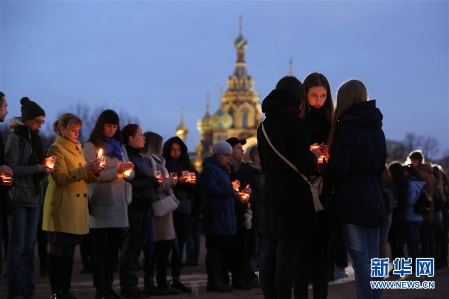 圣彼得堡市民為地鐵爆炸案遇難者哀悼祈福