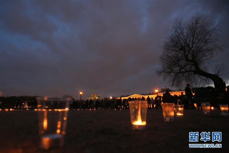 圣彼得堡市民為地鐵爆炸案遇難者哀悼祈福