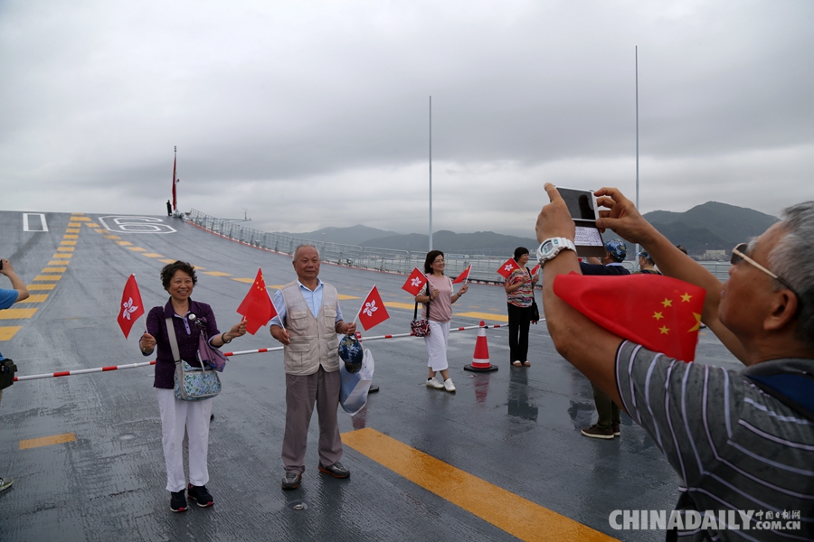 遼寧艦航母編隊(duì)舉行開放活動(dòng) 千余名香港市民冒雨參觀