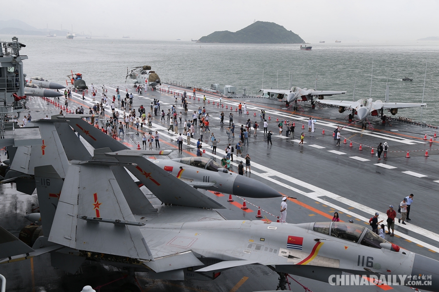 遼寧艦航母編隊舉行開放活動 千余名香港市民冒雨參觀