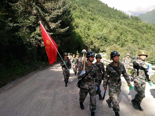 第77集團軍“猛虎旅”官兵徒步進村入戶排查搜救