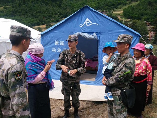 第77集團軍“猛虎旅”官兵徒步進村入戶排查搜救