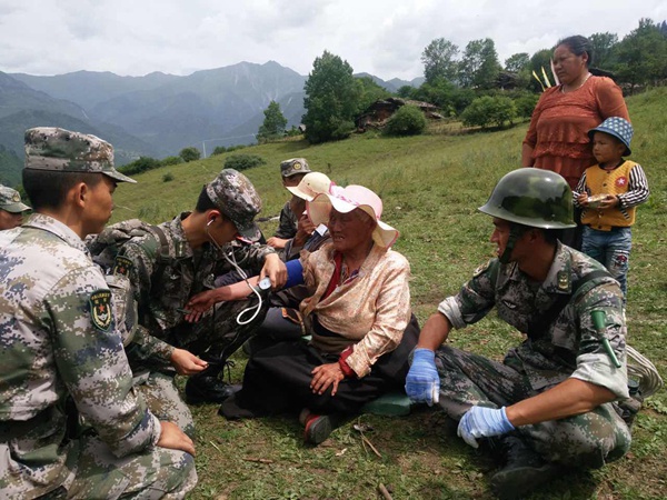 第77集團軍“猛虎旅”官兵徒步進村入戶排查搜救