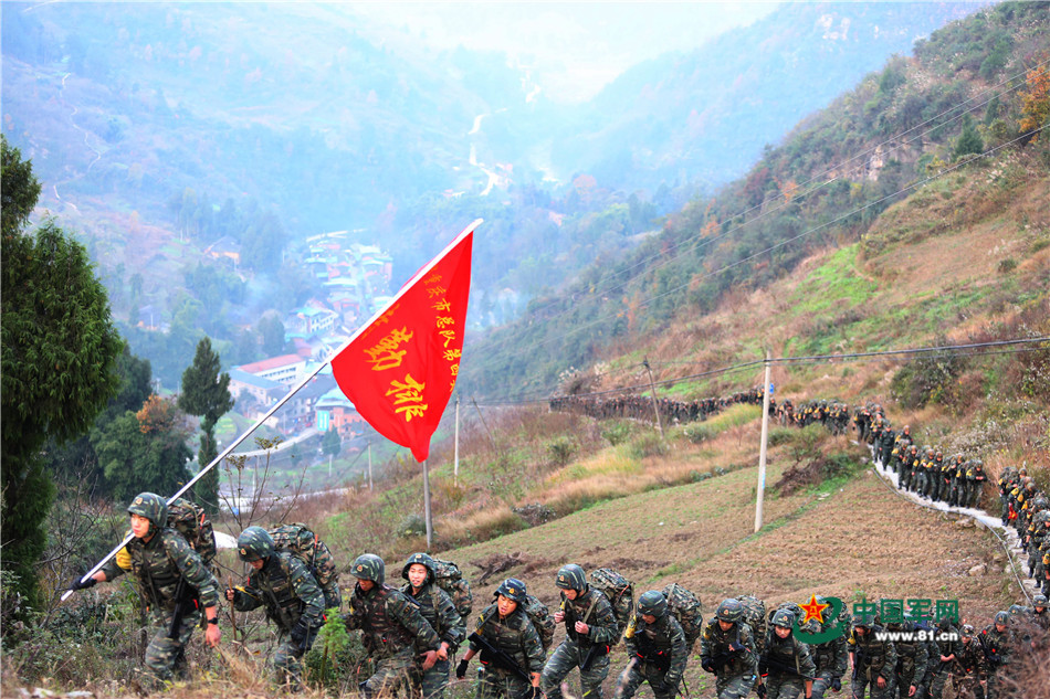 戰(zhàn)場無亞軍 武警官兵三峽腹地上演現(xiàn)實(shí)版“絕地求生”