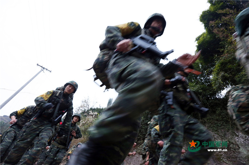 戰(zhàn)場無亞軍 武警官兵三峽腹地上演現(xiàn)實版“絕地求生”