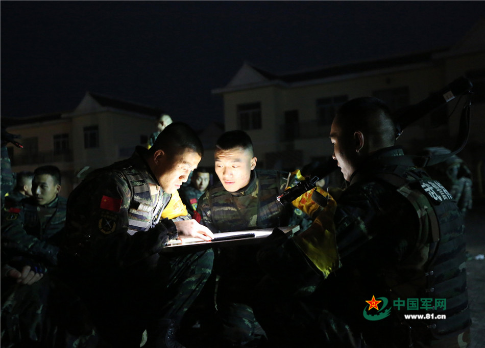 戰(zhàn)場無亞軍 武警官兵三峽腹地上演現(xiàn)實版“絕地求生”