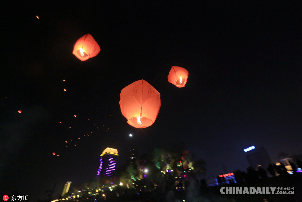 全國各地迎新年：2018，請對我好一點(diǎn)