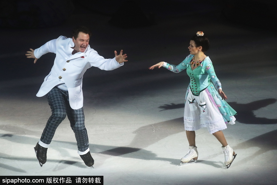 莫斯科冰上舞蹈表演 花滑名將上演《愛(ài)麗絲夢(mèng)游仙境》