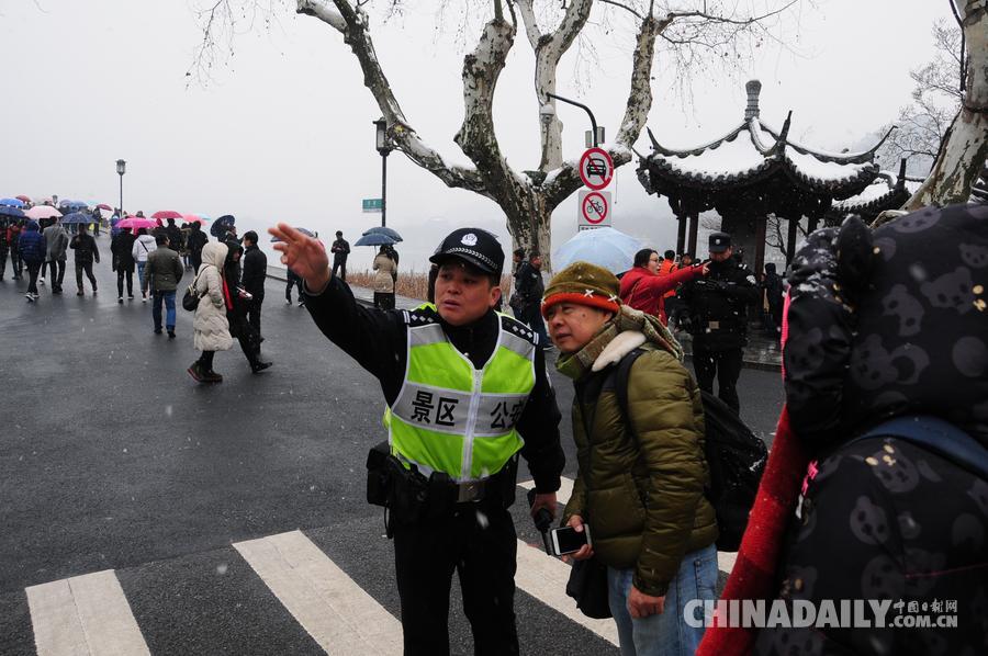 低溫冰雪中，一座城市的溫暖24小時(shí)——記錄那些在極端天氣下默默維持城市運(yùn)轉(zhuǎn)的普通人