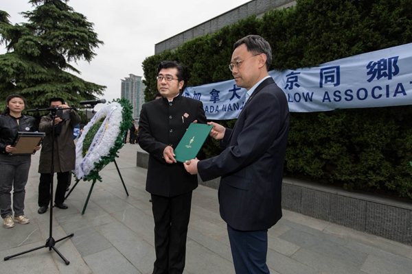 百名加拿大南京同鄉(xiāng)會(huì)會(huì)員集體祭掃侵華日軍南京大屠殺死難者