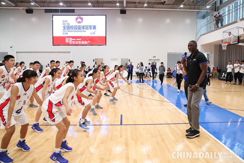 全國校園籃球冠軍賽總決賽開戰(zhàn) NBA傳奇球員多米尼克·威爾金斯現(xiàn)場(chǎng)助陣