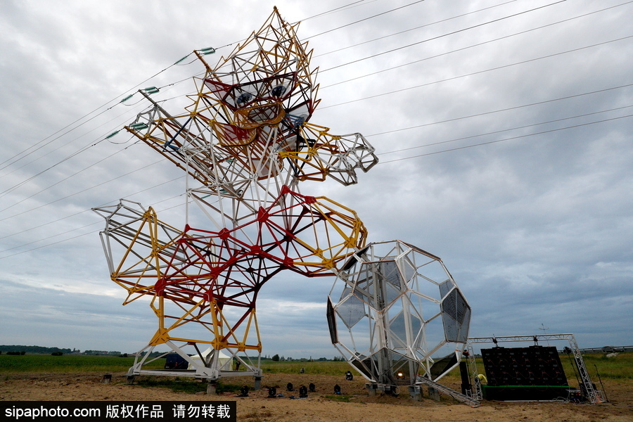 要不要這么萌！俄羅斯路邊一電力塔變身世界杯吉祥物