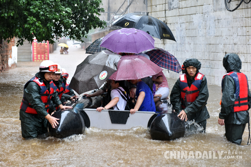 江西進(jìn)賢暴雨致嚴(yán)重內(nèi)澇 皮劃艇解救92名被困人員