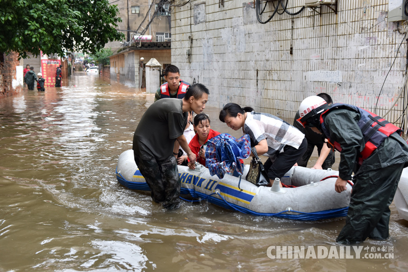 江西進賢暴雨致嚴重內(nèi)澇 皮劃艇解救92名被困人員