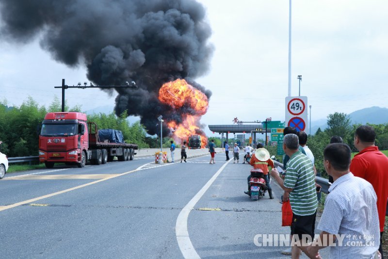 杭州黃湖高速出口一貨車(chē)發(fā)生自燃 無(wú)人員傷亡