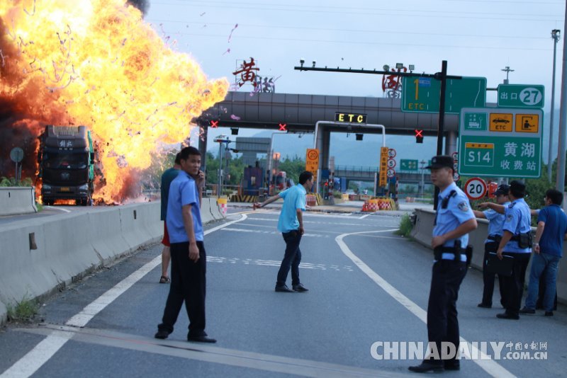 杭州黃湖高速出口一貨車發(fā)生自燃 無人員傷亡