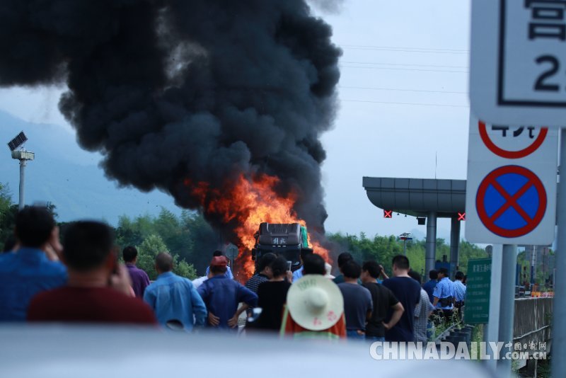 杭州黃湖高速出口一貨車發(fā)生自燃 無人員傷亡