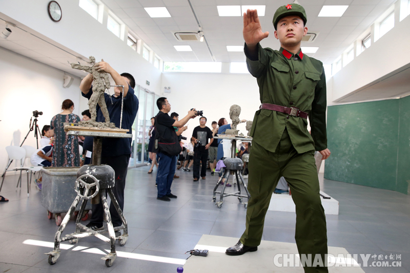 迎“八一”建軍節(jié) 中國美術(shù)館為軍人塑像