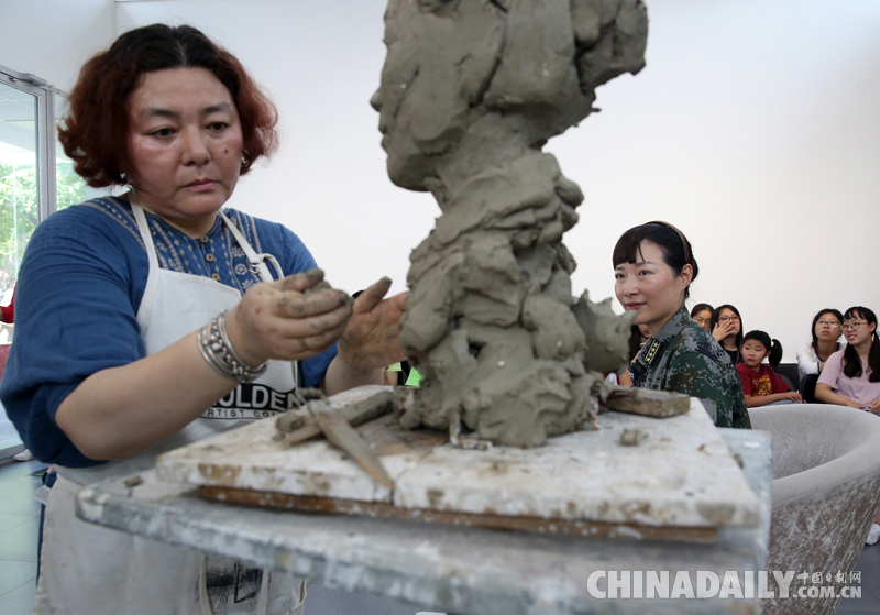 迎“八一”建軍節(jié) 中國(guó)美術(shù)館為軍人塑像