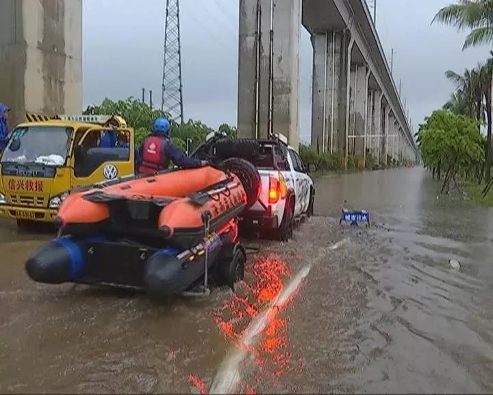 海南遭遇大風強降雨