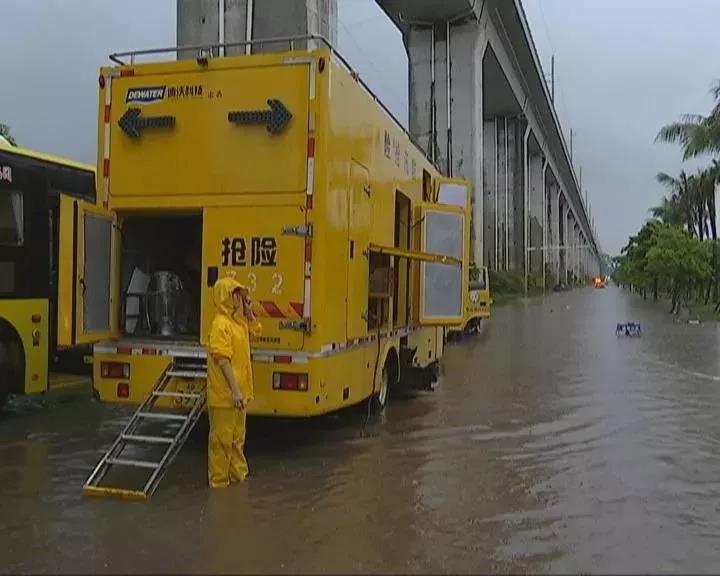 海南遭遇大風強降雨