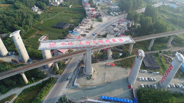 蒙華鐵路峽河特大橋38.9米高空完美“轉(zhuǎn)身” 創(chuàng)我國(guó)重載鐵路橋梁轉(zhuǎn)體新高