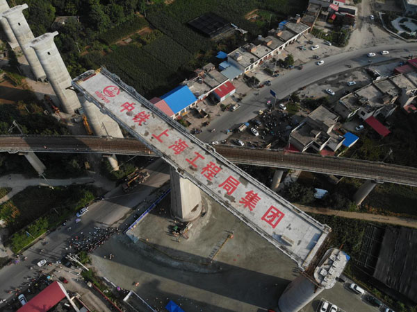 蒙華鐵路峽河特大橋38.9米高空完美“轉(zhuǎn)身” 創(chuàng)我國(guó)重載鐵路橋梁轉(zhuǎn)體新高