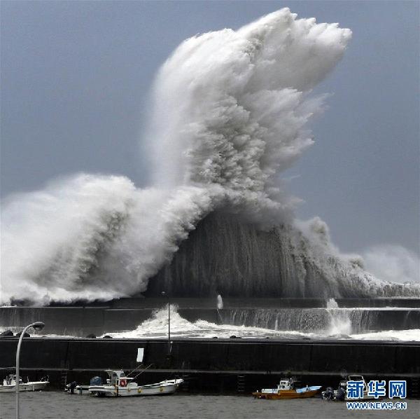 日本關(guān)西機(jī)場被淹成孤島 中國總領(lǐng)館接千名同胞回家