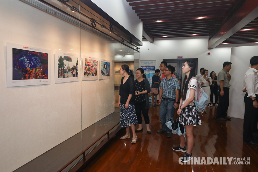 《百名攝影師聚焦上海》精選圖片展高校首展在復(fù)旦大學(xué)舉行