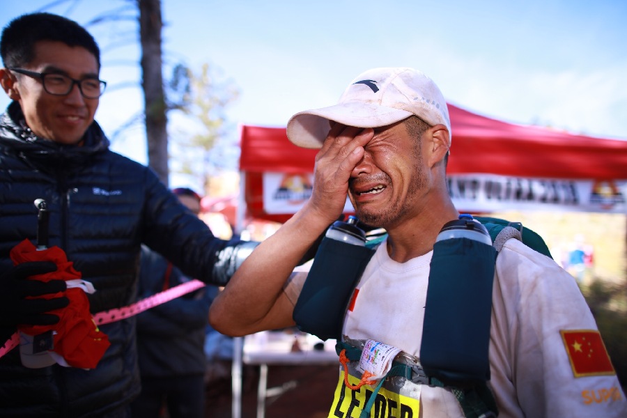 中國“跑神”再創(chuàng)歷史！陳盆濱33小時穿越273公里沙漠奪美國頭牌極限越野賽冠軍