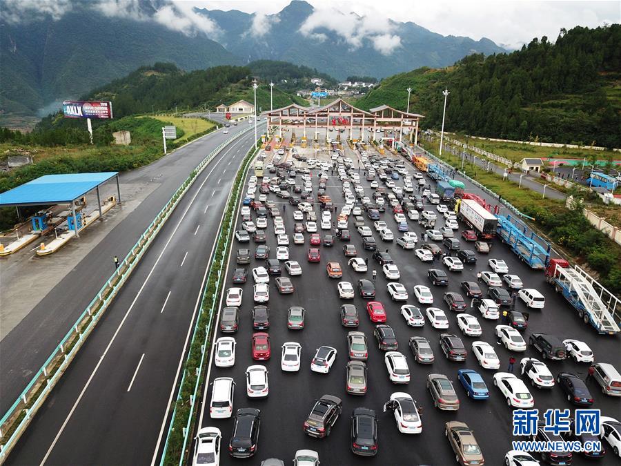 國(guó)慶長(zhǎng)假首日各地迎出行高峰