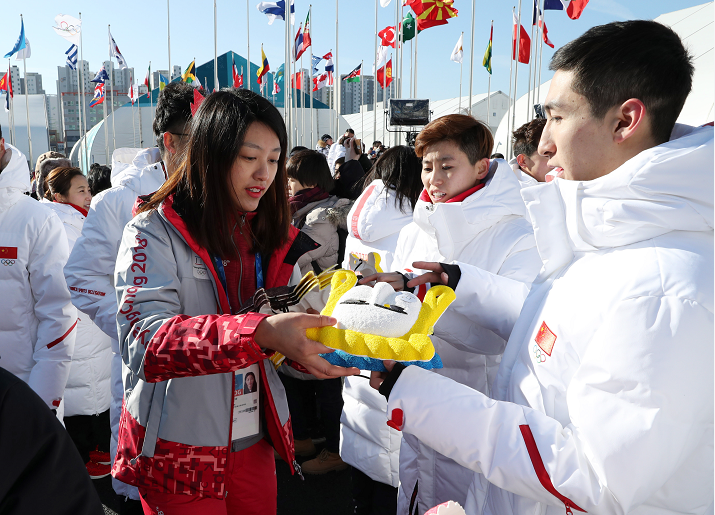 平昌冬奧會(huì)中國(guó)體育代表團(tuán)升旗儀式在江陵運(yùn)動(dòng)員村舉行