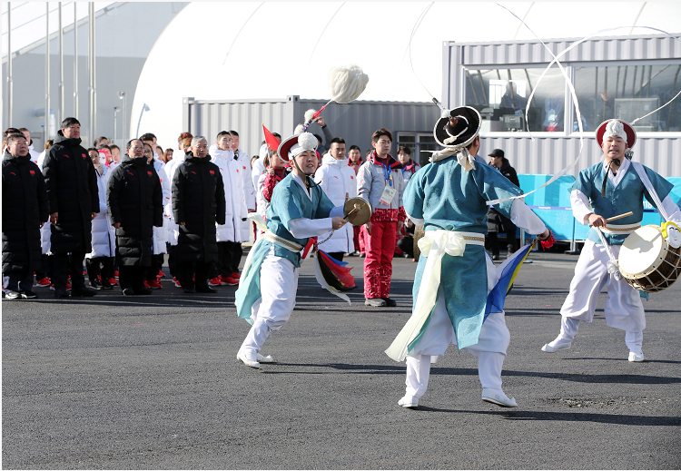 平昌冬奧會(huì)中國體育代表團(tuán)升旗儀式在江陵運(yùn)動(dòng)員村舉行