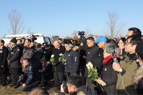 海外首座“南京大屠殺遇難者紀(jì)念碑”揭幕